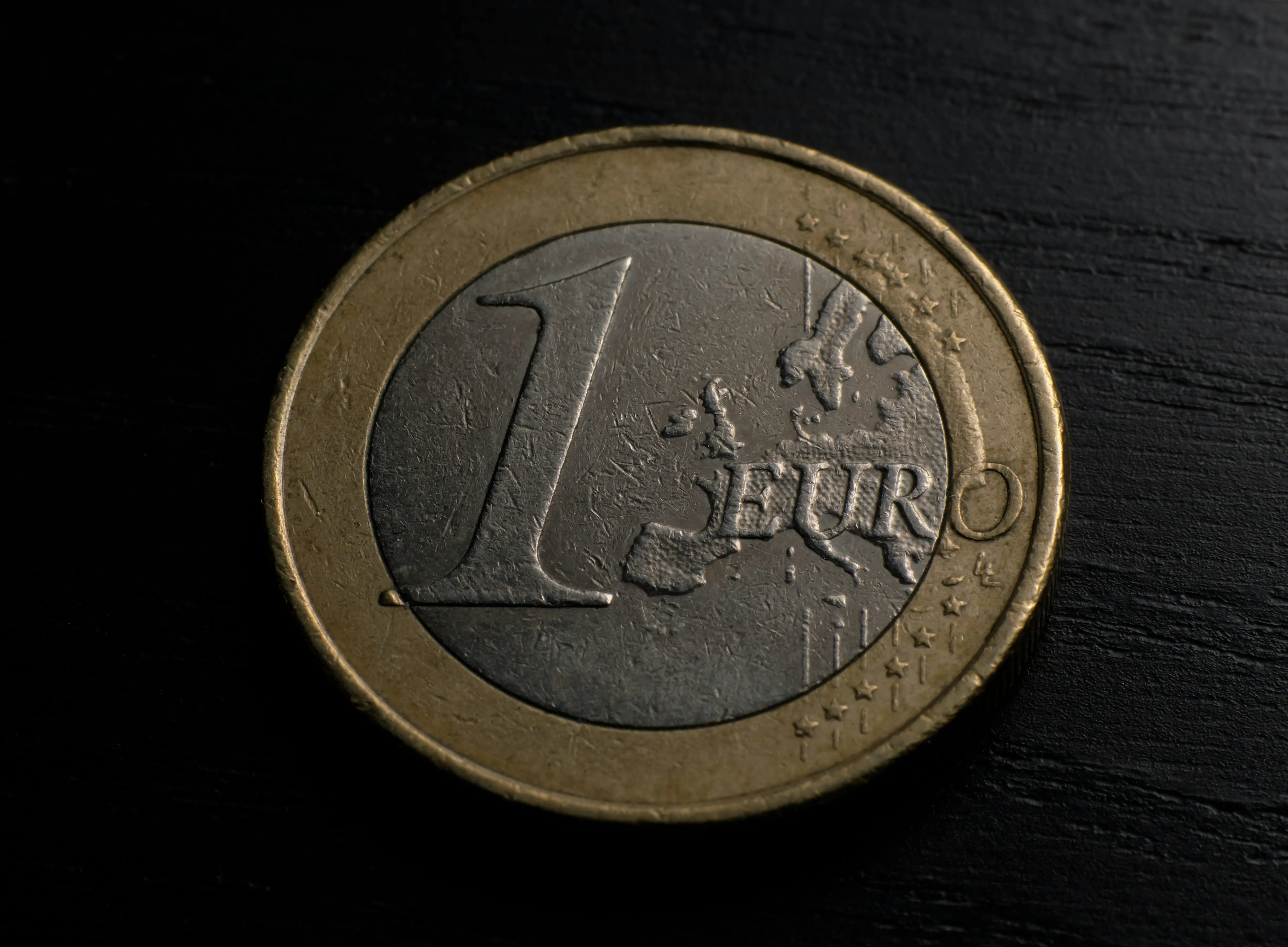 Pièces de monnaie empilées, illustrant le coût symbolique d’un euro