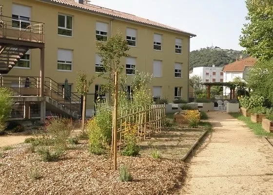 Technicien Isocall préparant le soufflage de la laine de verre dans les combles