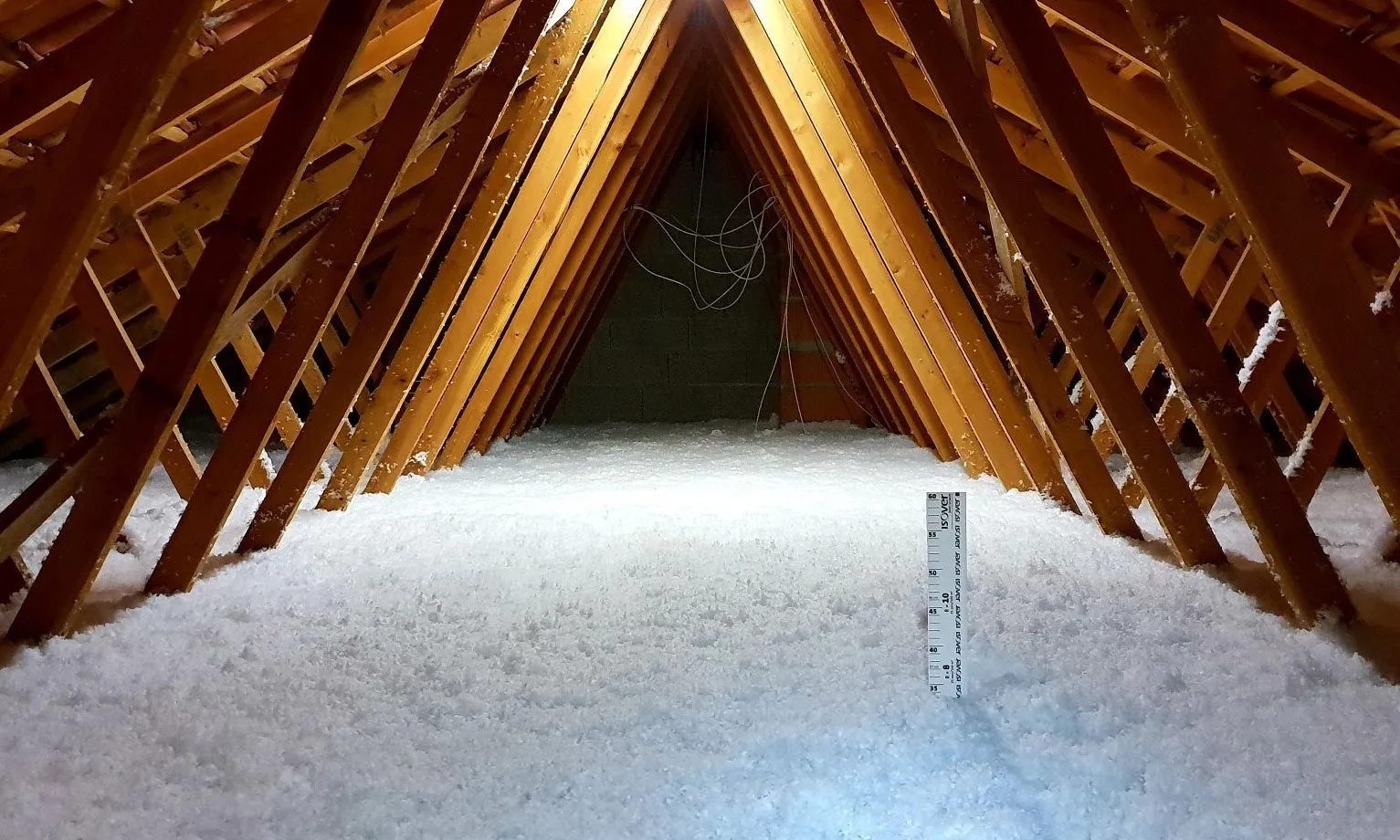 Comble isolé vu de l’intérieur : chevrons apparents et laine soufflée