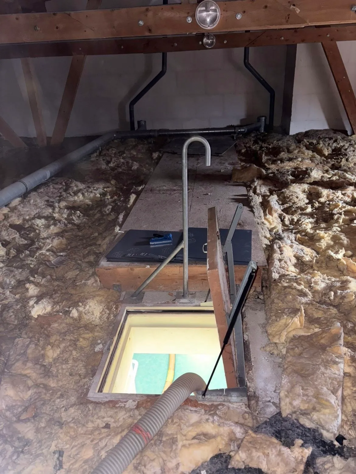 Combles de l'EHPAD Jacques Offenbach pendant le soufflage de la laine de verre