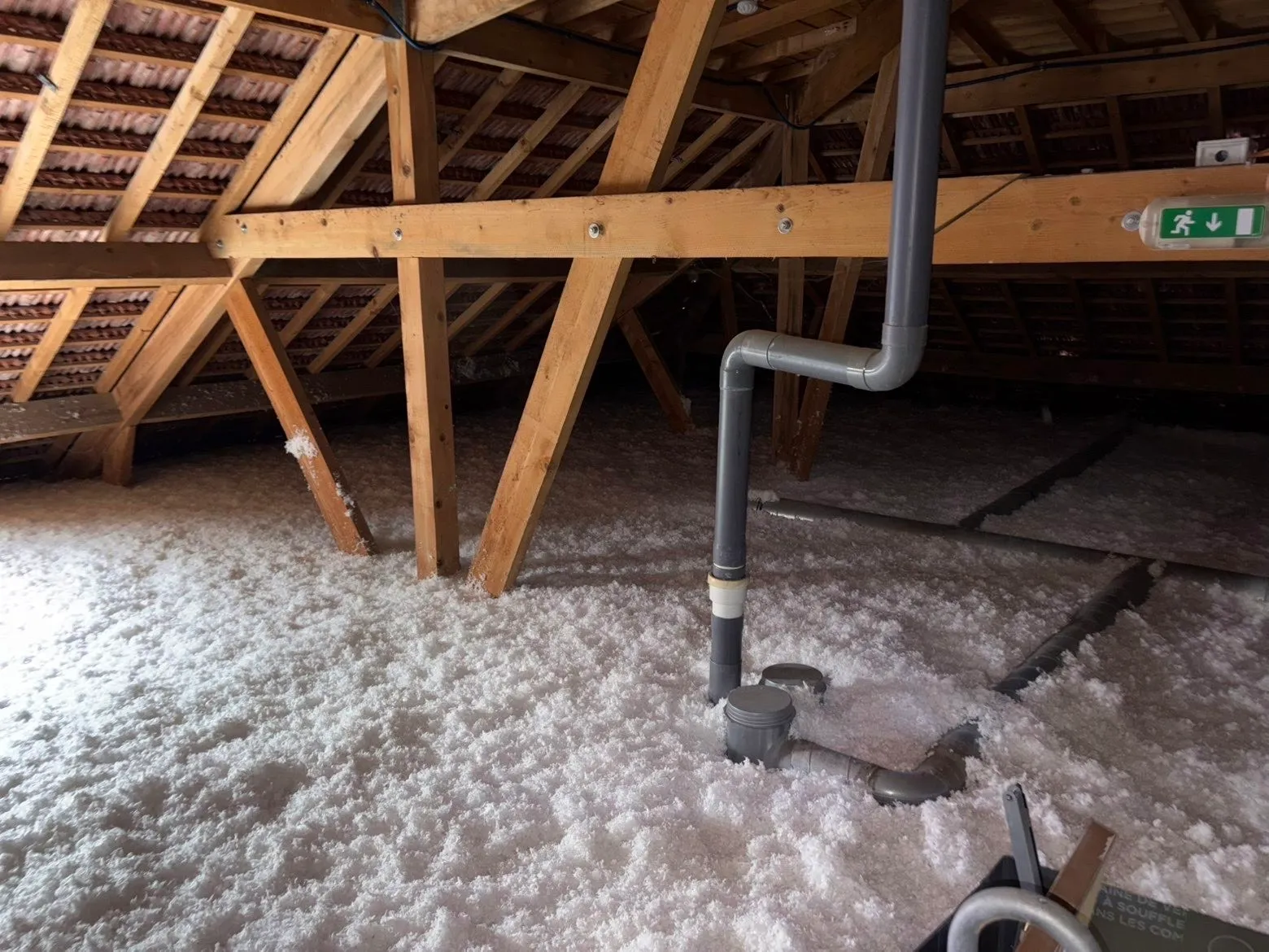 Chantier d'isolation des 689 m² de combles perdus de l'établissement