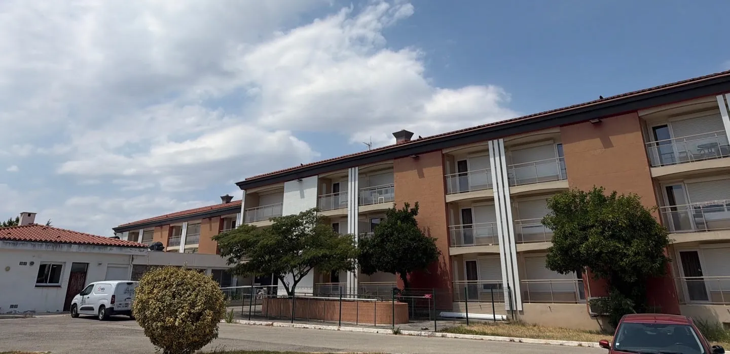 Façade de l’EHPAD Dantjou à Perpignan, bâtiment à balcons entouré d’arbres