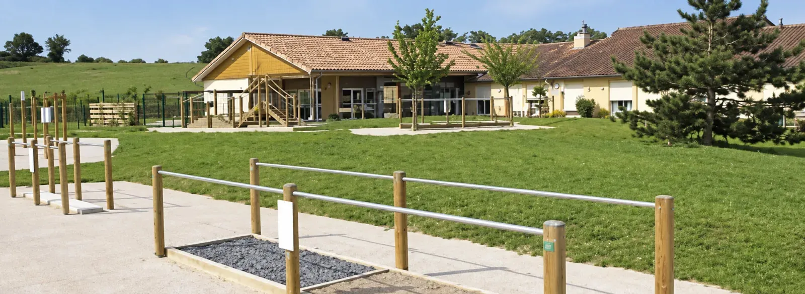 Façade de l’EHPAD La Grèze, bâtiment de plain-pied à toiture de tuiles, bordé de pelouse
